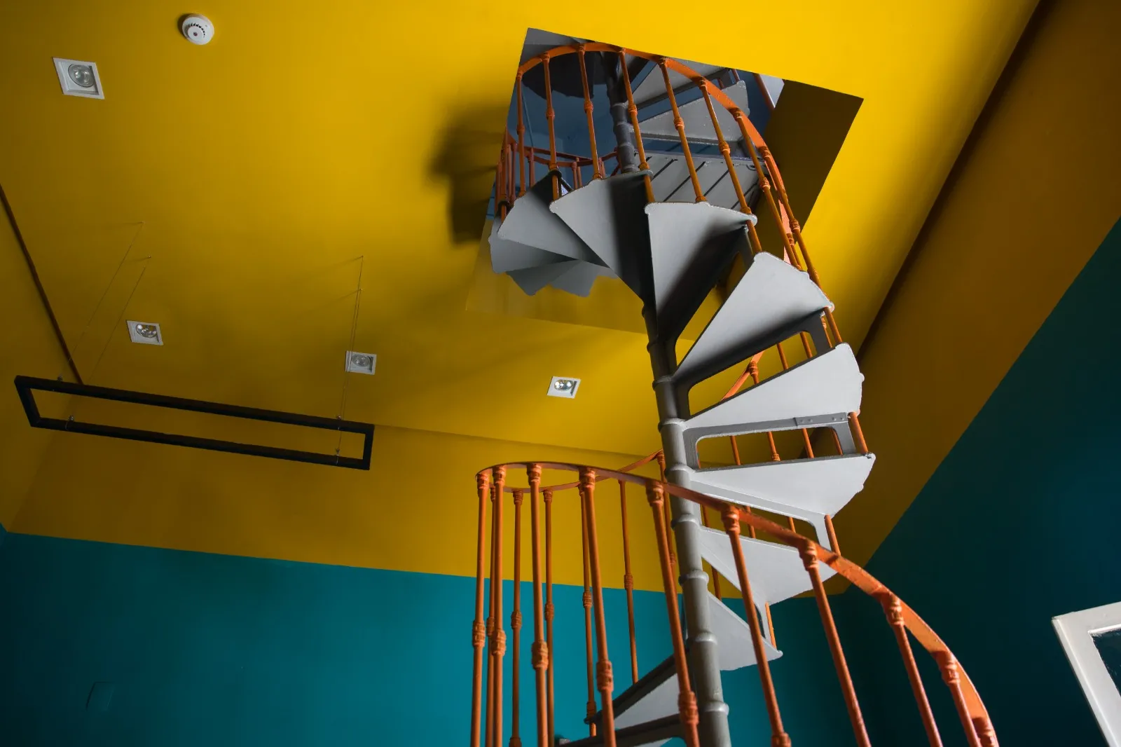 Escada com origem alemã que dá acesso à torrinha da empresa