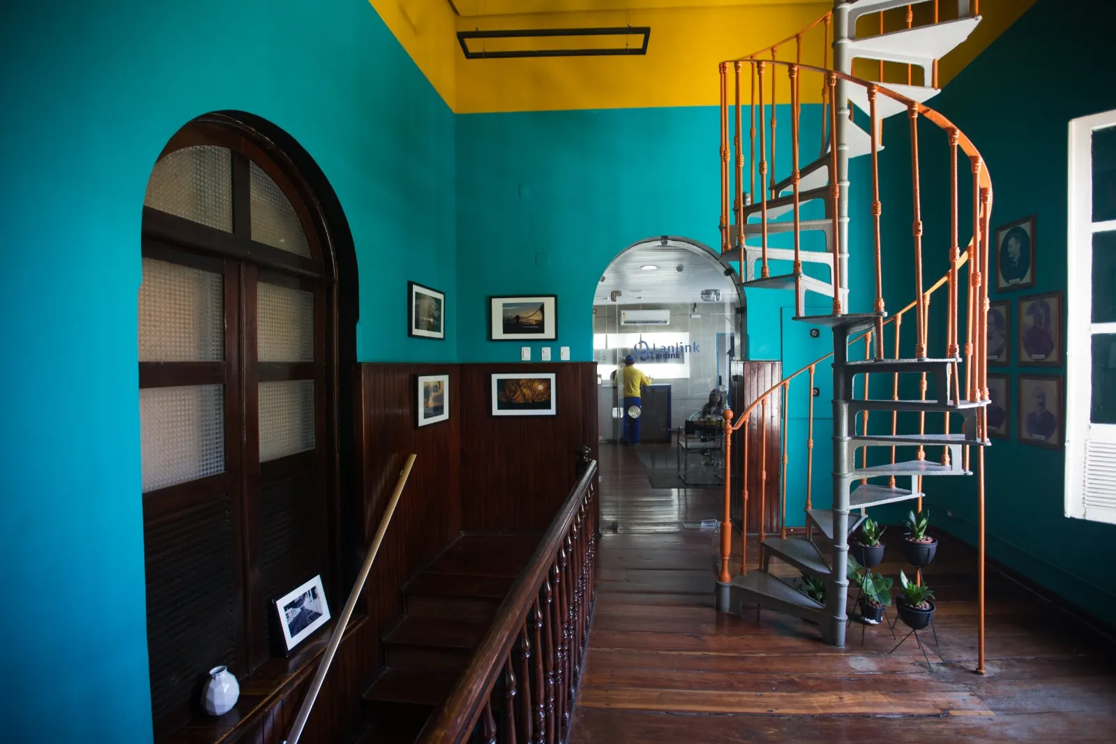 O piso de madeira da instituição é original, datado de 1869