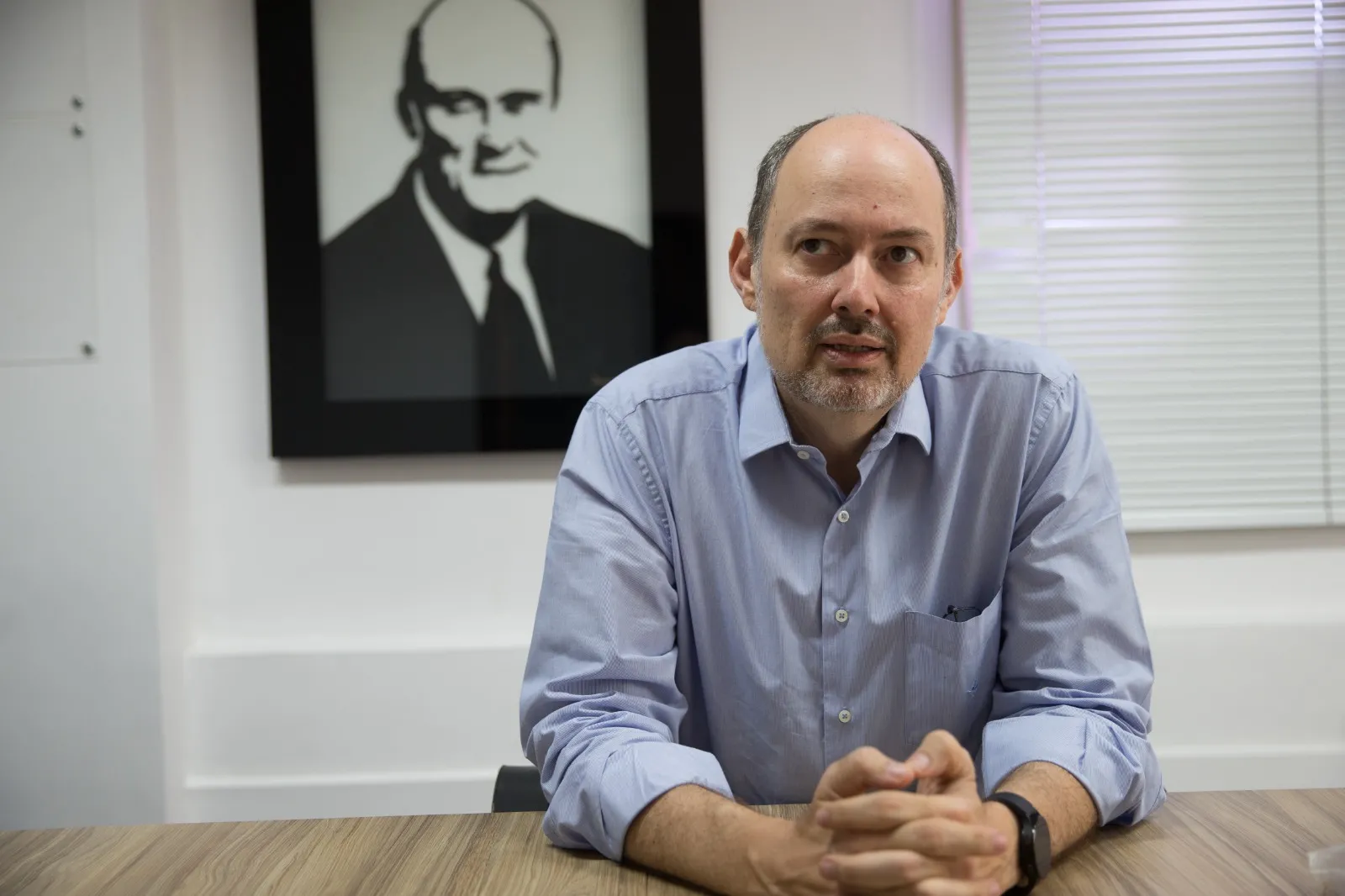 Charles Boris e, ao fundo, retrato do pai dele: herança