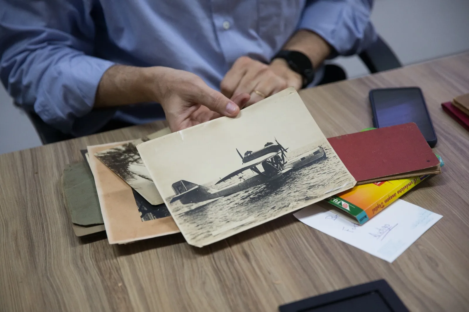 Aviões que faziam carga e descarga de mercadorias no porto de Fortaleza pousavam na água; a foto é de 1922