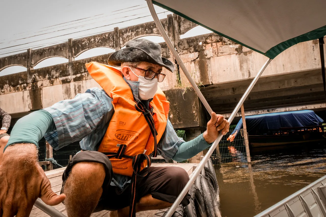 Seu Araújo dá aula de ecologia sobre o ecossistema de mangues