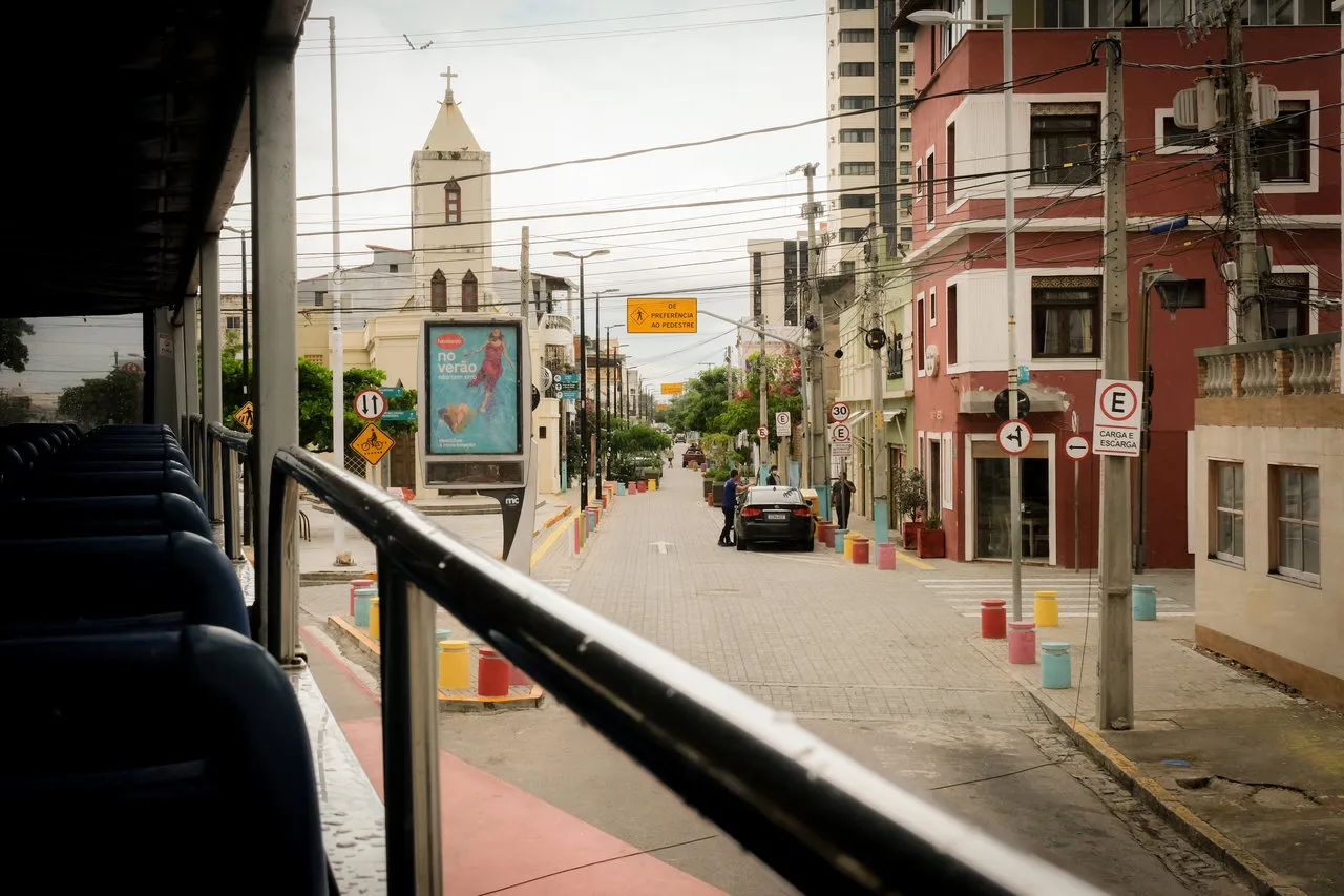 Ônibus percorre o bairro Praia de Iracema, tradicional de Fortaleza