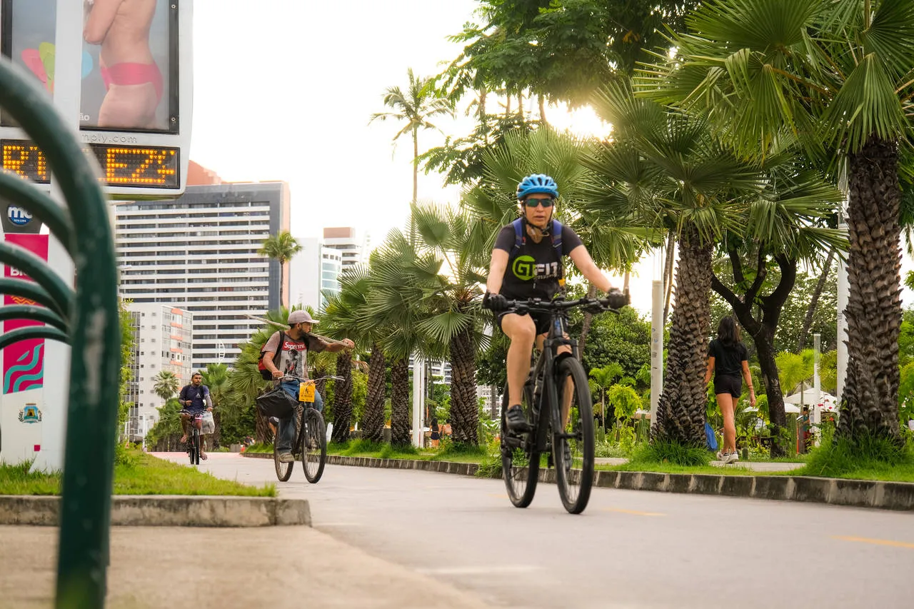 Ao longo da Beira Mar, é possível ver ciclistas, pedestres caminhando e praticando atividades físicas