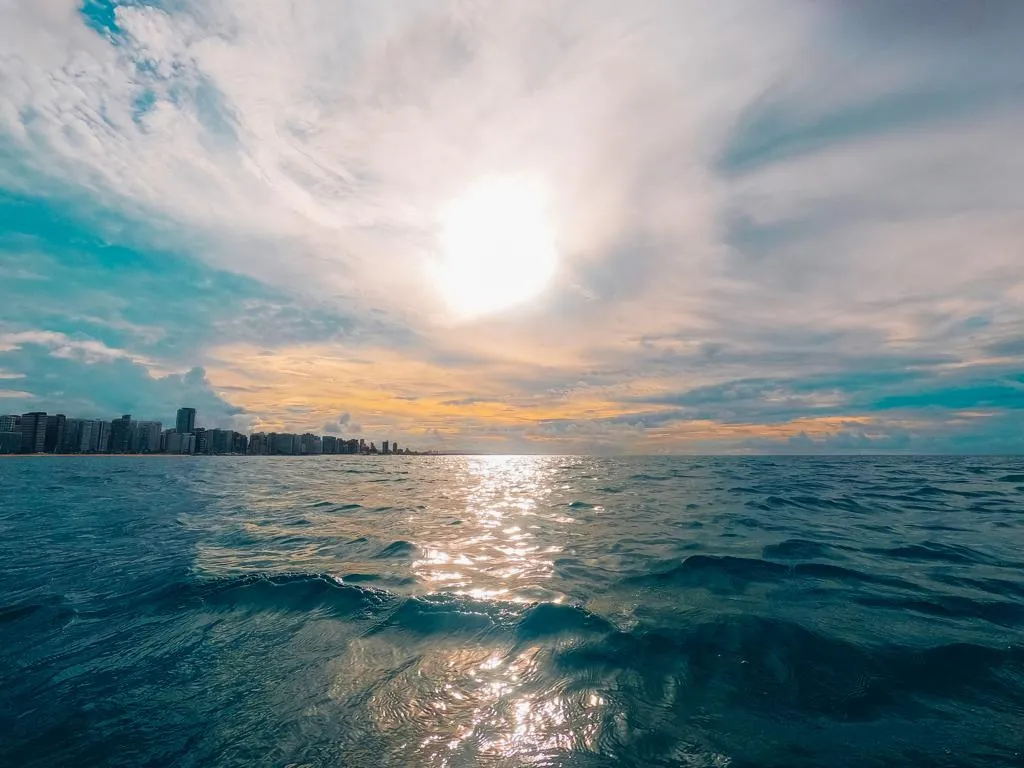 Dentro do mar, é possível contemplar a imensidão e beleza da cidade