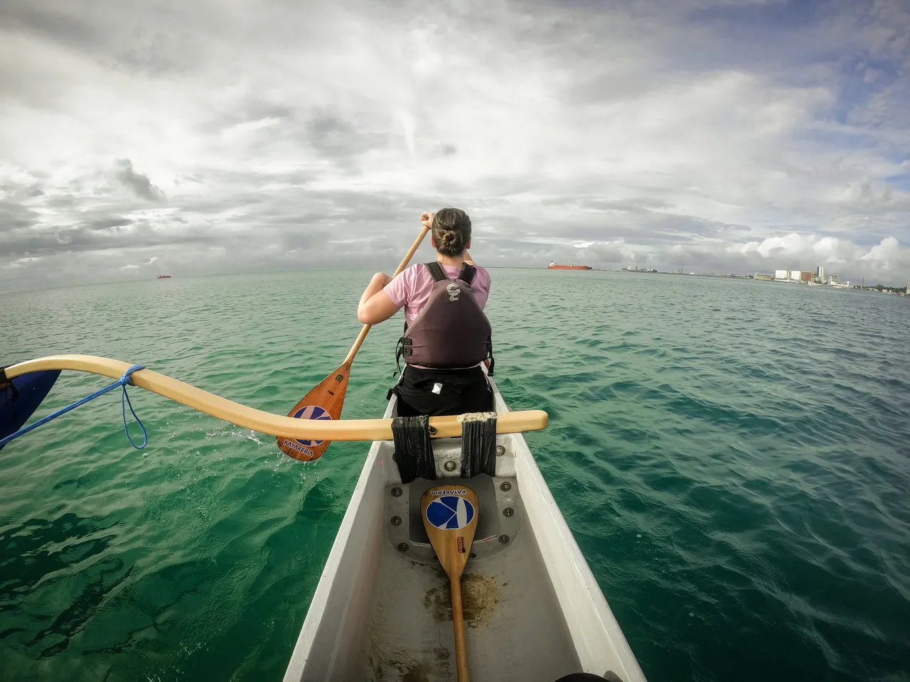 É preciso ficar atento aos comandos dos instrutores para remar