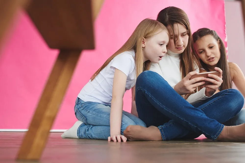 Para estudiosa, crianças e adolescentes estão imersos em um universo no qual não são instruídos a como agir adequadamente