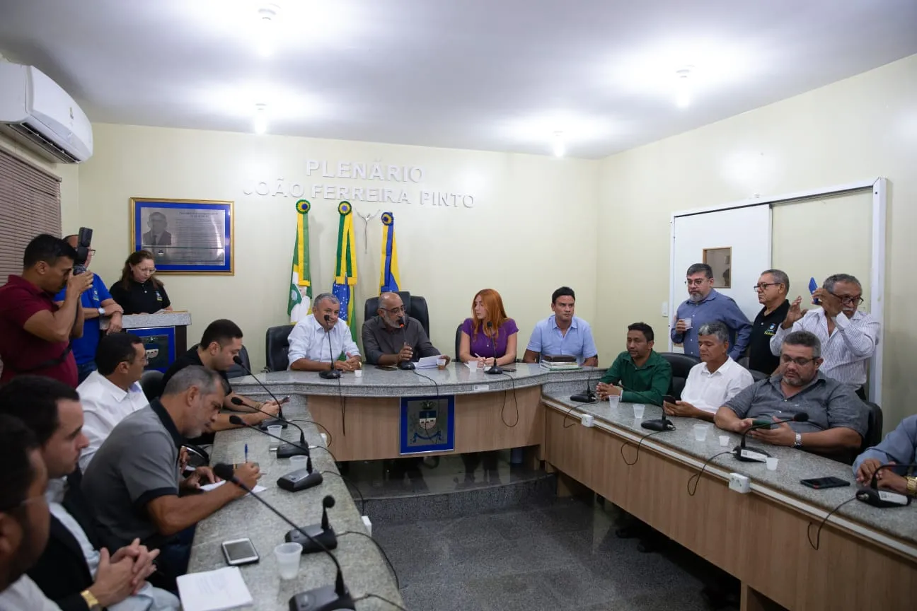 O novo prefeito foi recebido na sede do Legislativo em clima de festa, com direito a gritos em sua homenagem