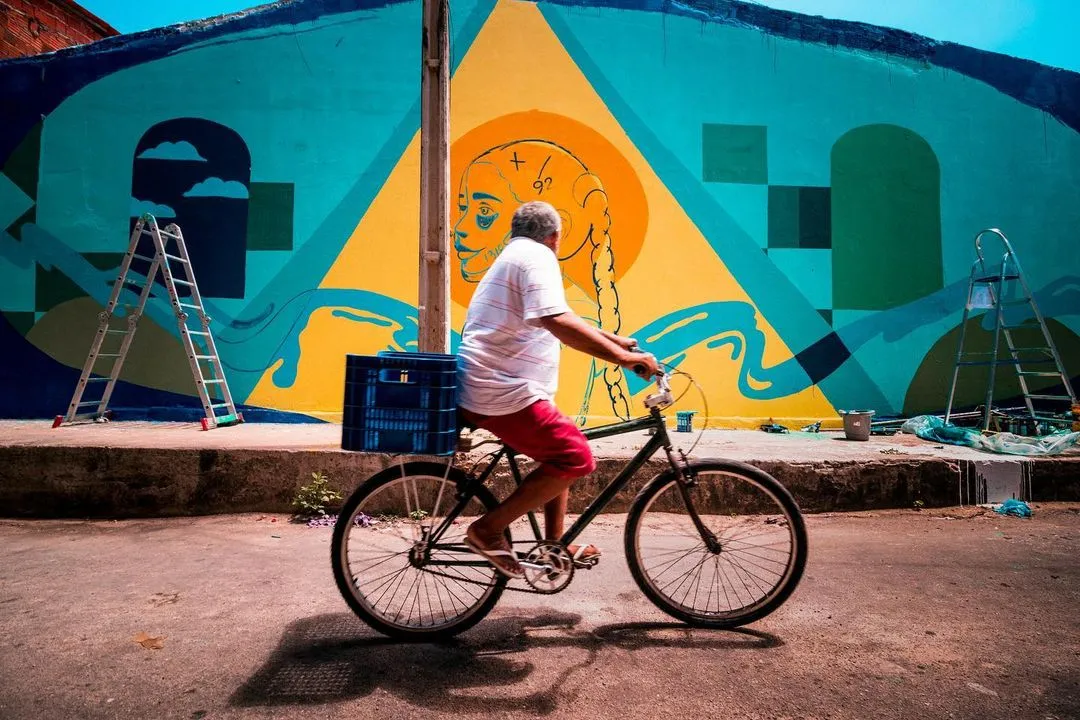 Mural “Prenúncio”, na Favela do Inferninho, feito em 2022 por Su