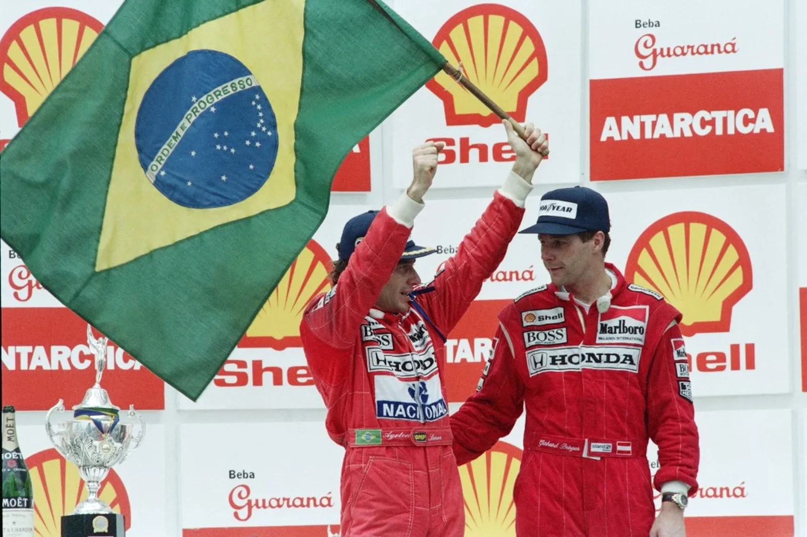 Senna eternizou o ato de exibir a bandeira do Brasil nas corridas da Fórmula-1