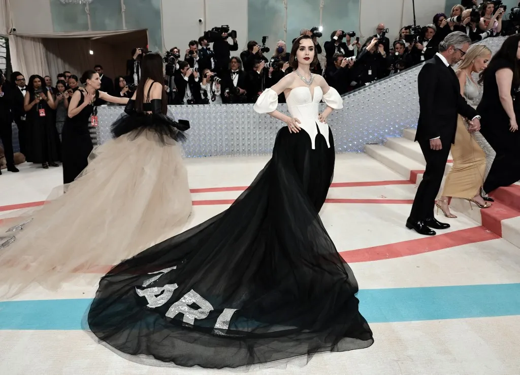 Atriz Lily Collins, protagonista da série 'Emily em Paris', da Netflix