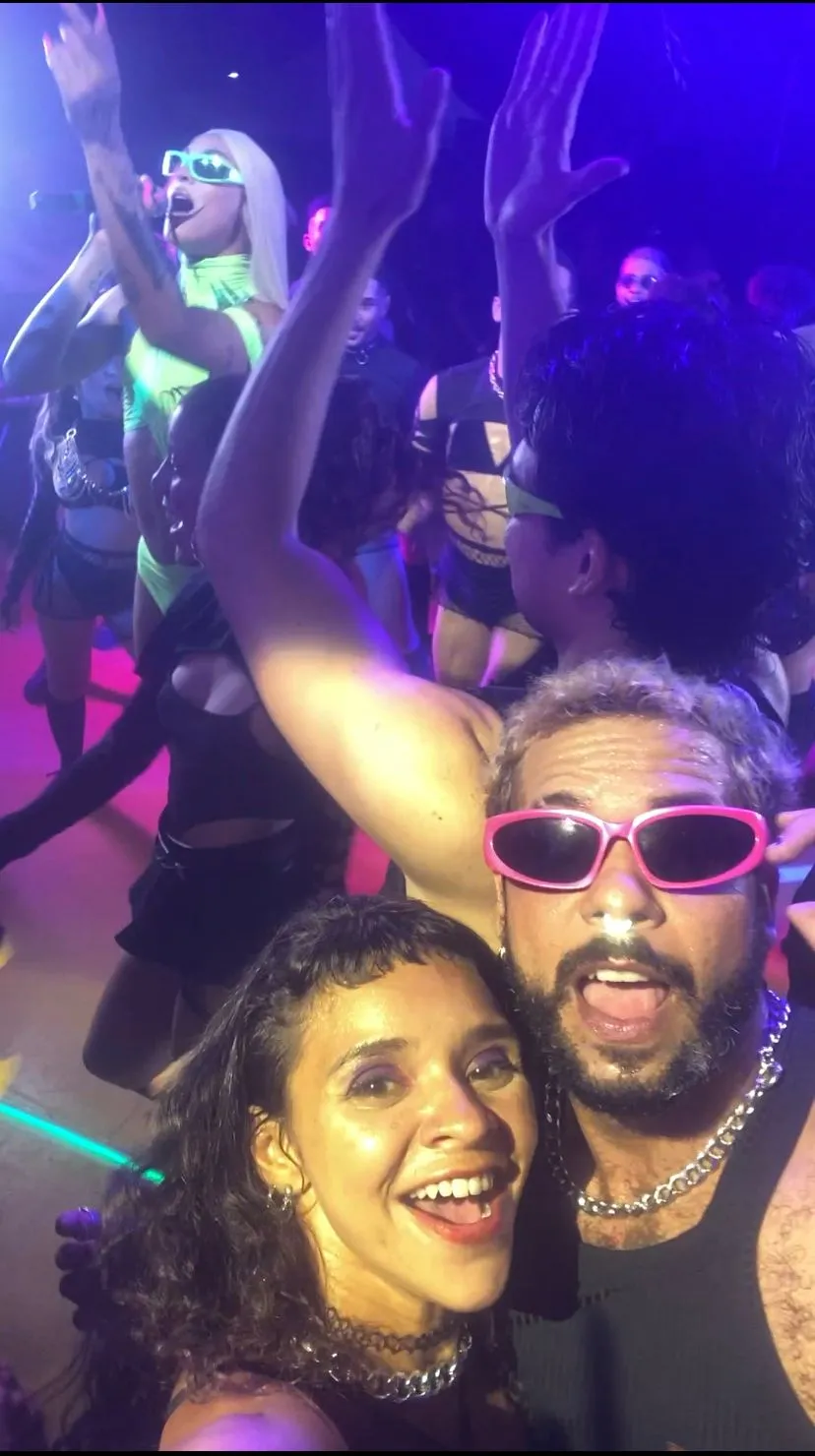 Após a gravação, Pérola curtiu a 'palinha' que Pabllo cantou para os fãs presentes