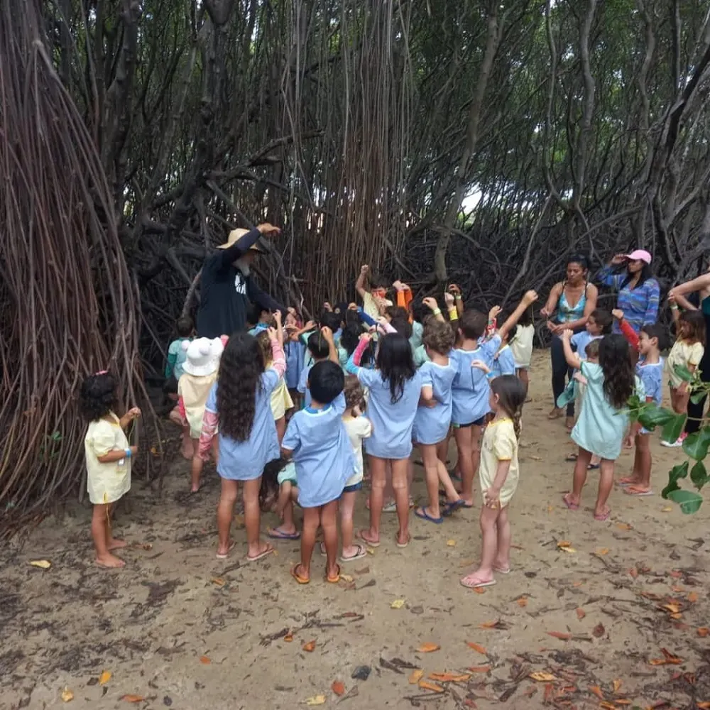 O mais legal do Ecomuseu Natural do Mangue é que ele fica em uma vila de pescadores, entre o rio e o mar