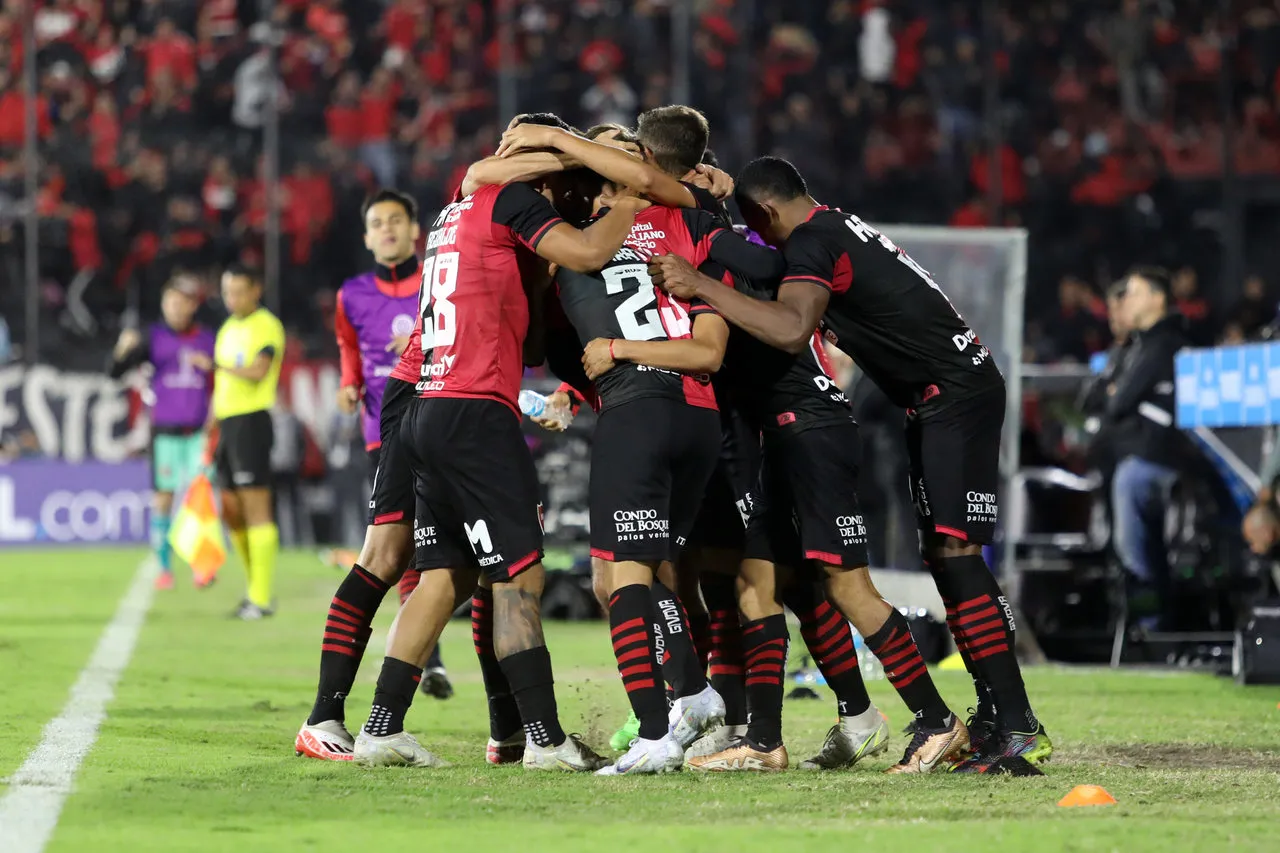 O Newell's Old Boys-ARG é o líder do Grupo E da Copa Sul-Americana