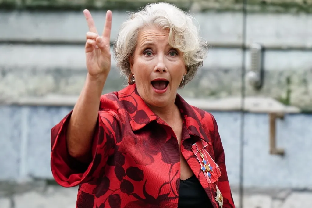 Emma Thompson acenou aos fotógrafos na chegada da cerimônia