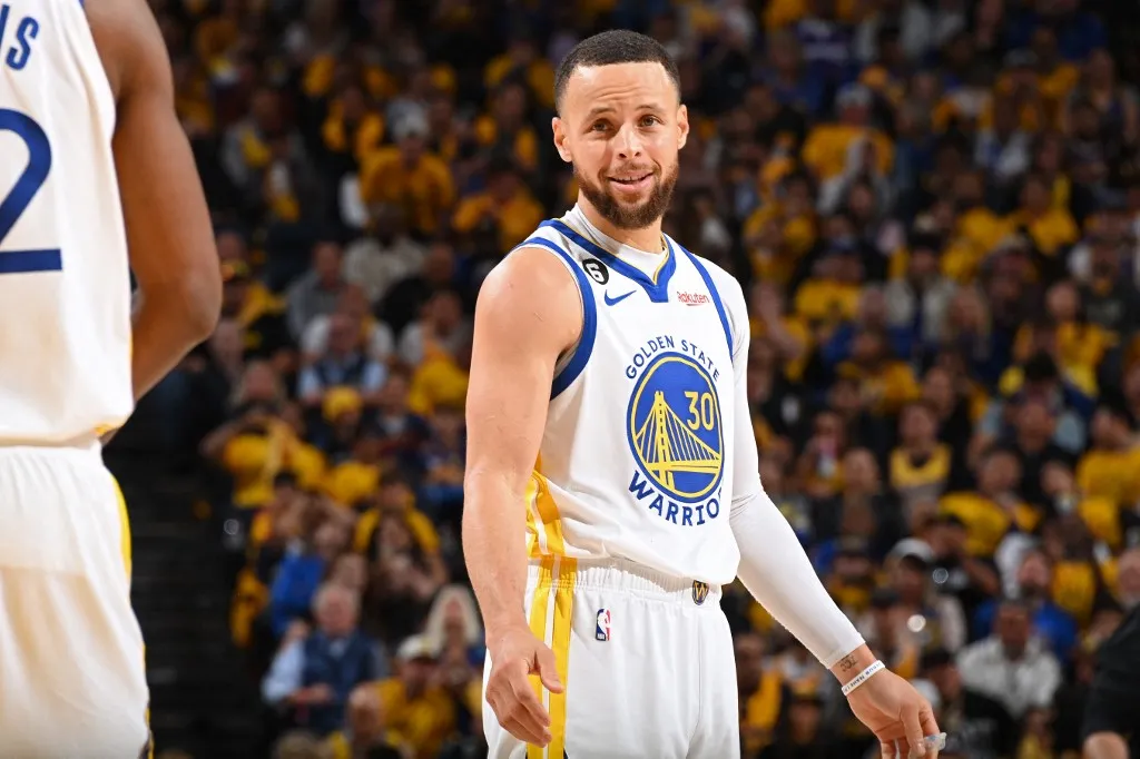 Stephen Curry é um dos principais nomes da NBA e líder do Golden State Warriors
