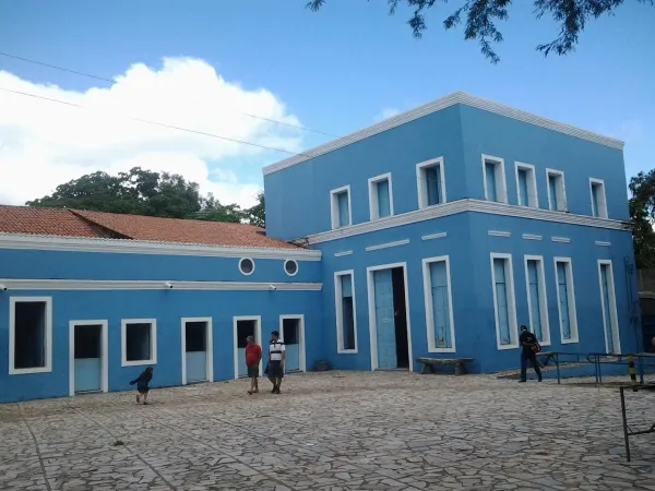 Em salas e quartos, encontra-se a presença das imagens em momentos de descanso, oração e conversas de Padre Cícero com Floro Bartolomeu