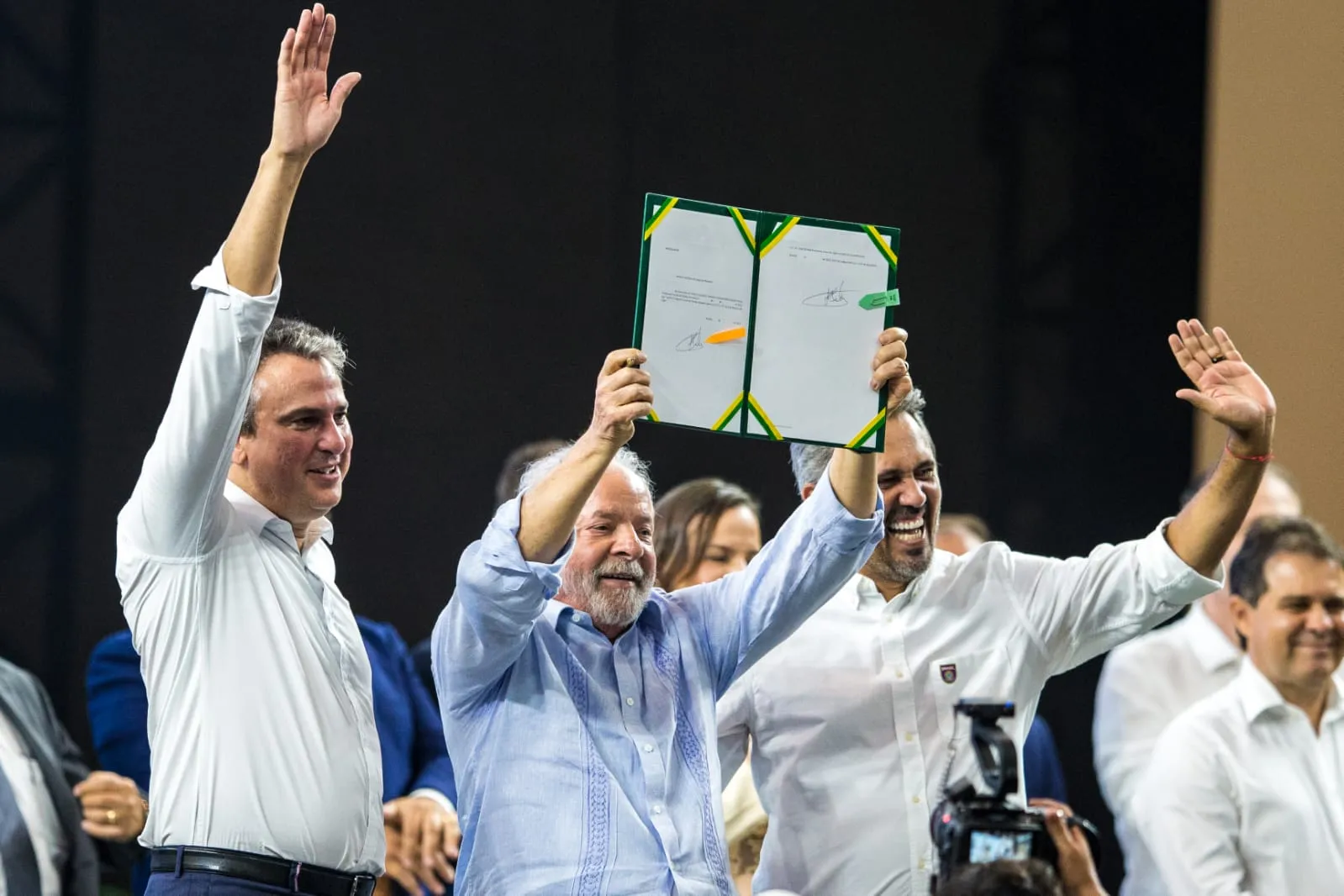 O presidente também assinou medida provisória que estabelece o programa Escolas de Tempo Integral