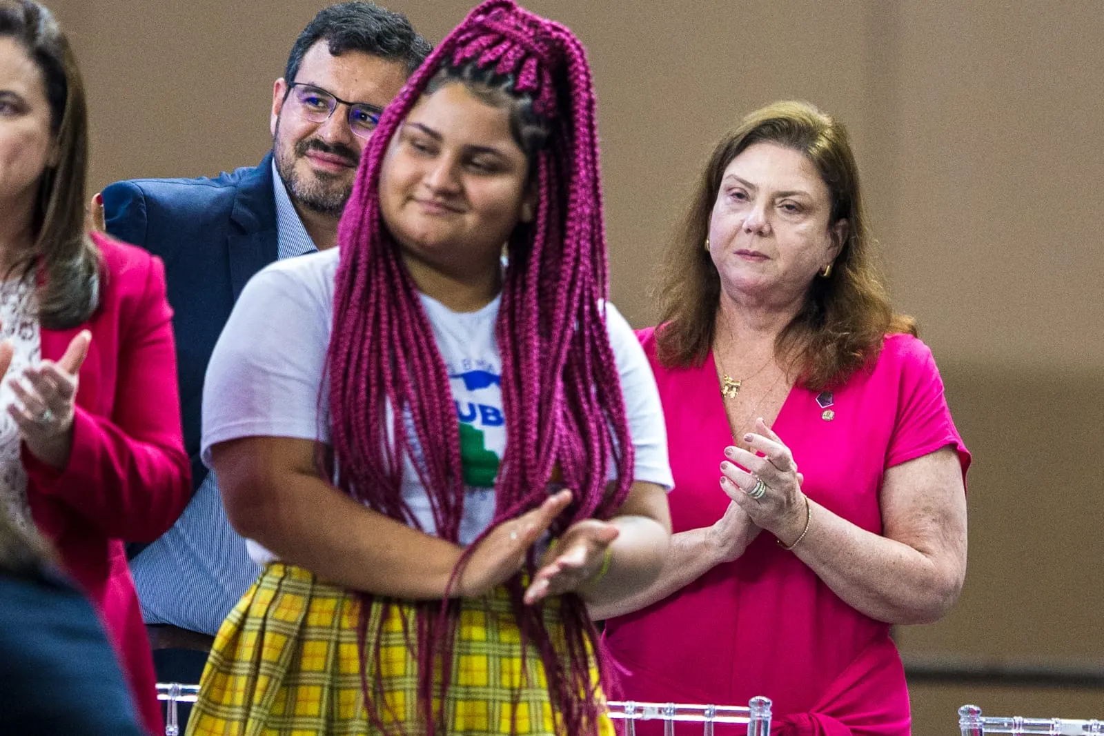 Deputada Fernanda Pessoa no palanque de Lula. em Fortaleza
