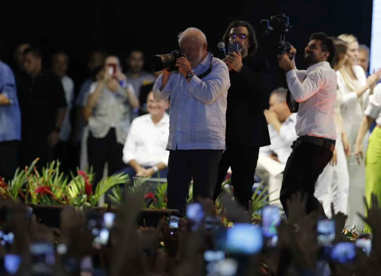 Lula aproveitou o momento com a máquina para fotografar o público que acompanha o evento no Parque de Exposições do Crato