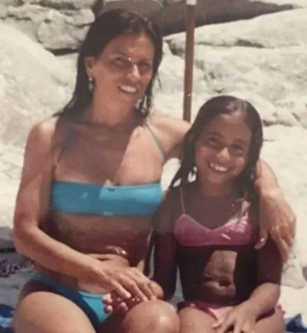Anitta, quando era criança, ao lado da mãe