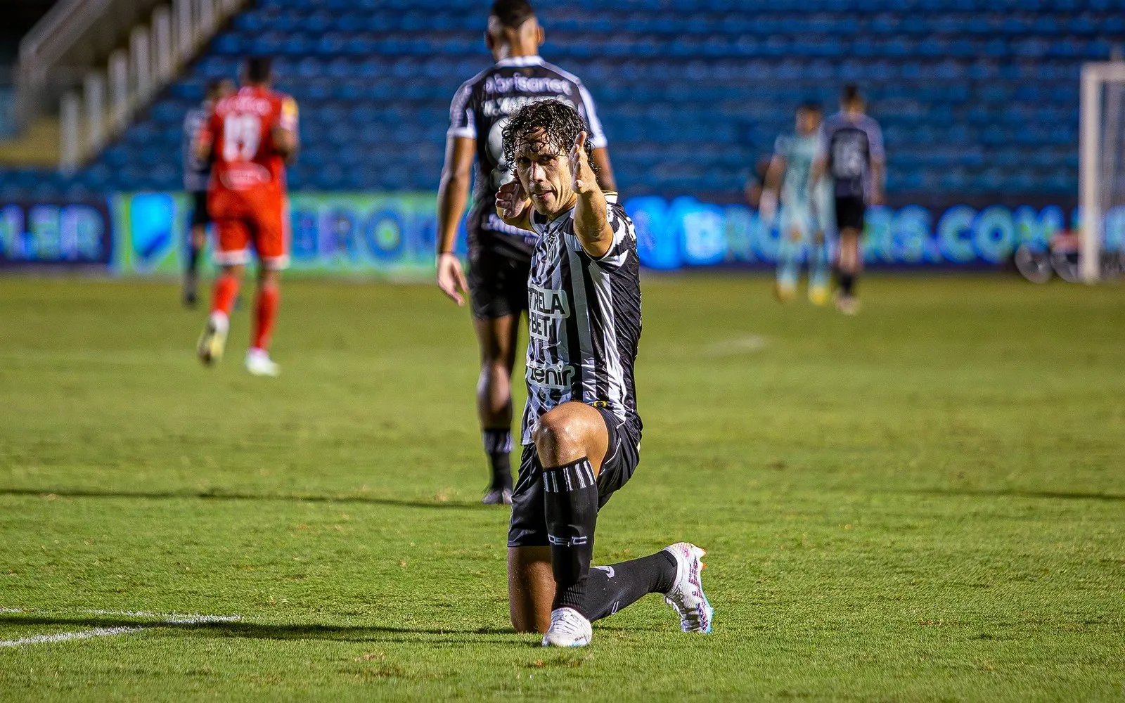 O atacante Nícolas marcou gol na vitória do Ceará contra o Tombense-MG