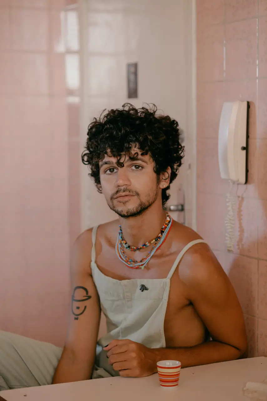 Imagem da notícia: Cearense Lucas Galvino estrela próxima novela da Globoplay 'Guerreiros do Sol'