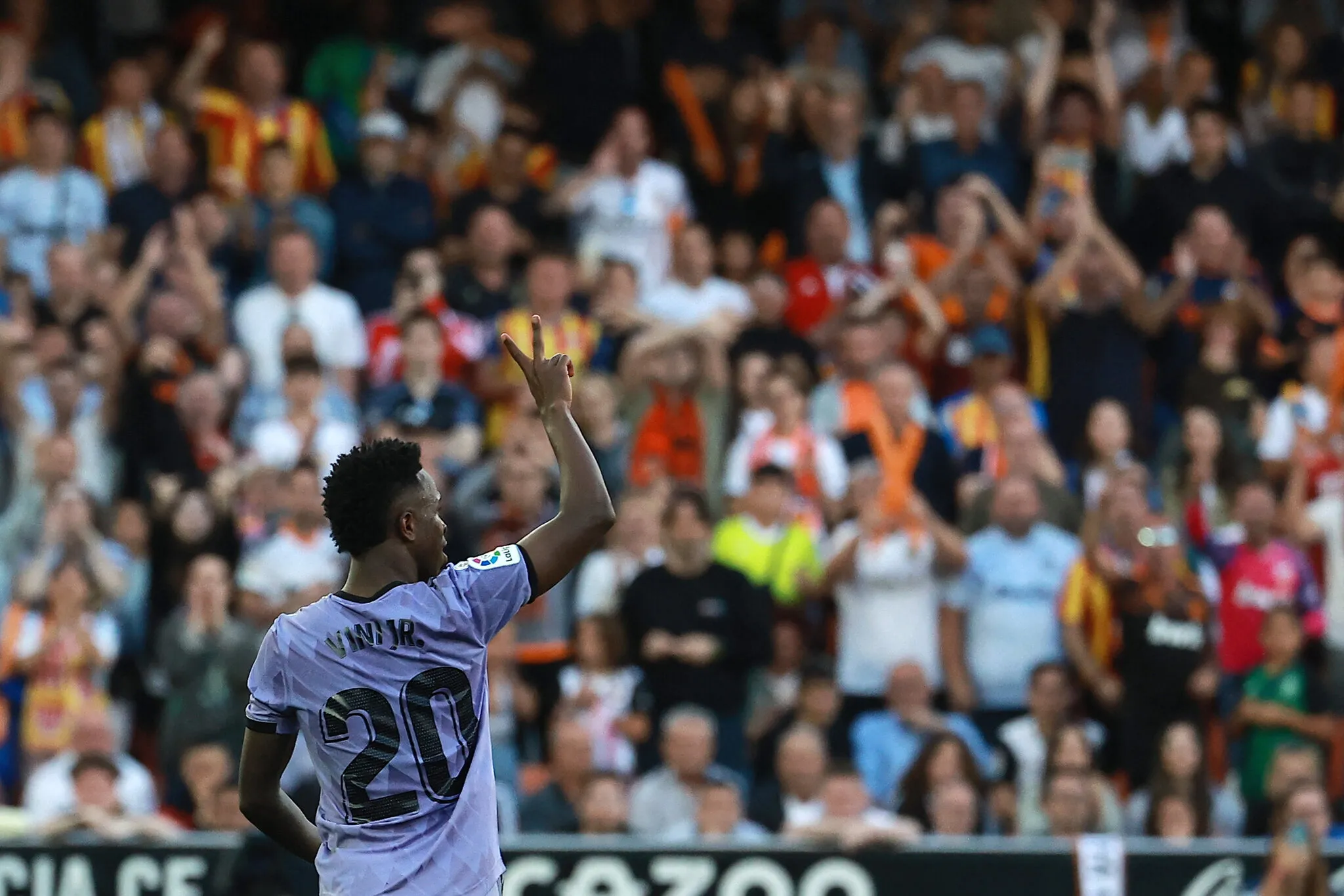 Vini Jr. fez o número dois com a mão para a torcida do Valencia, associando à fase do clube, que luta contra o rebaixamento para a segunda divisão do Campeonato Espanhol