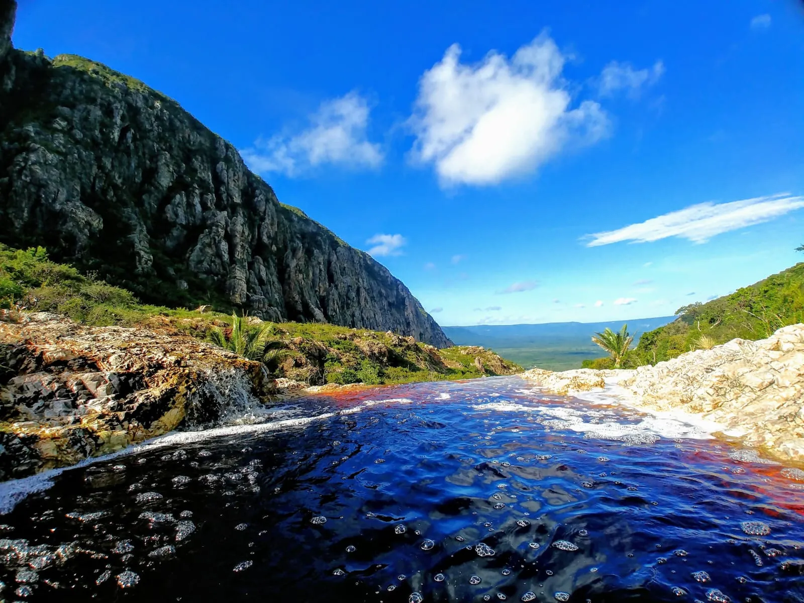 Piscina com borda infinita no Cânion do Purgatório. Encontra-se na área proposta para a nova limitação do Parque Estadual das Carnaúbas.
