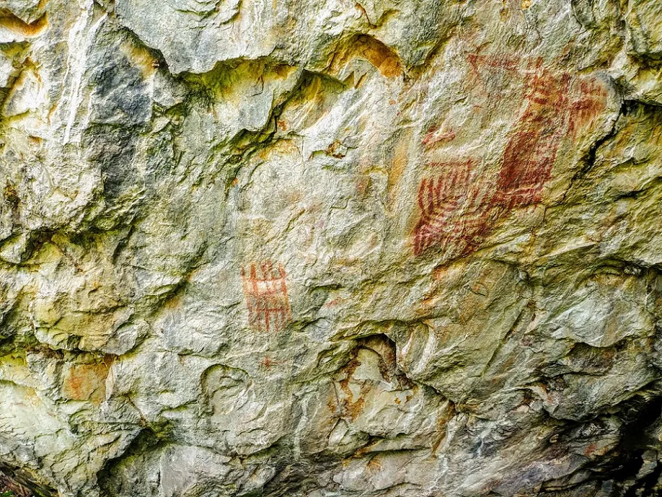 Pedra do Letreiro, no Cânion do Riacho Pirapora em Ubatuba, Granja. Encontra-se na área proposta para a nova limitação do Parque Estadual das Carnaúbas.