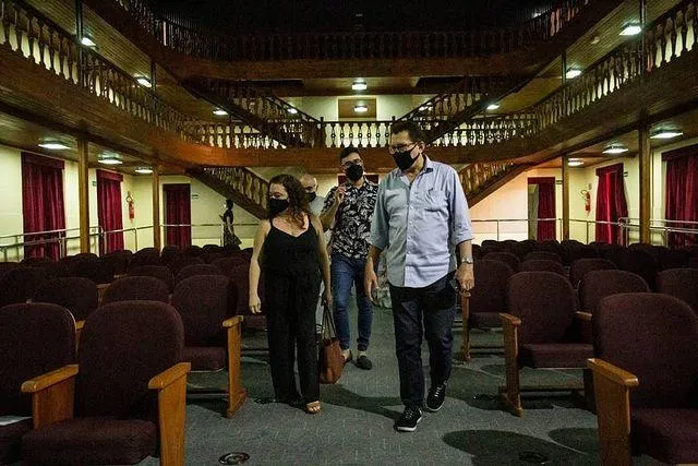 Visita da antiga diretora do espaço, Karla Karenina, com o secretário da cultura de Fortaleza, Elpídio Nogueira, em 2021