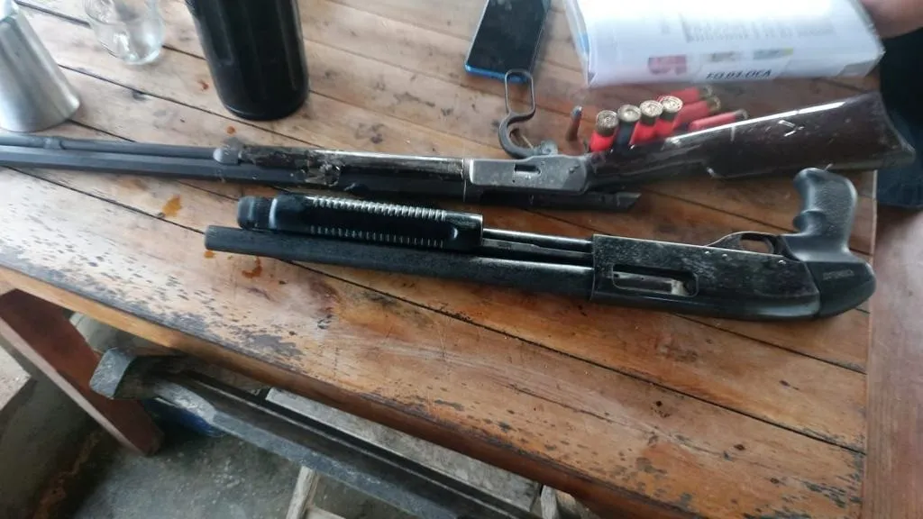 A Polícia Federal também apreendeu armas de fogo e munições