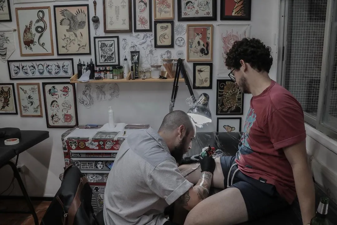 O tatuador Igor Gonçalves