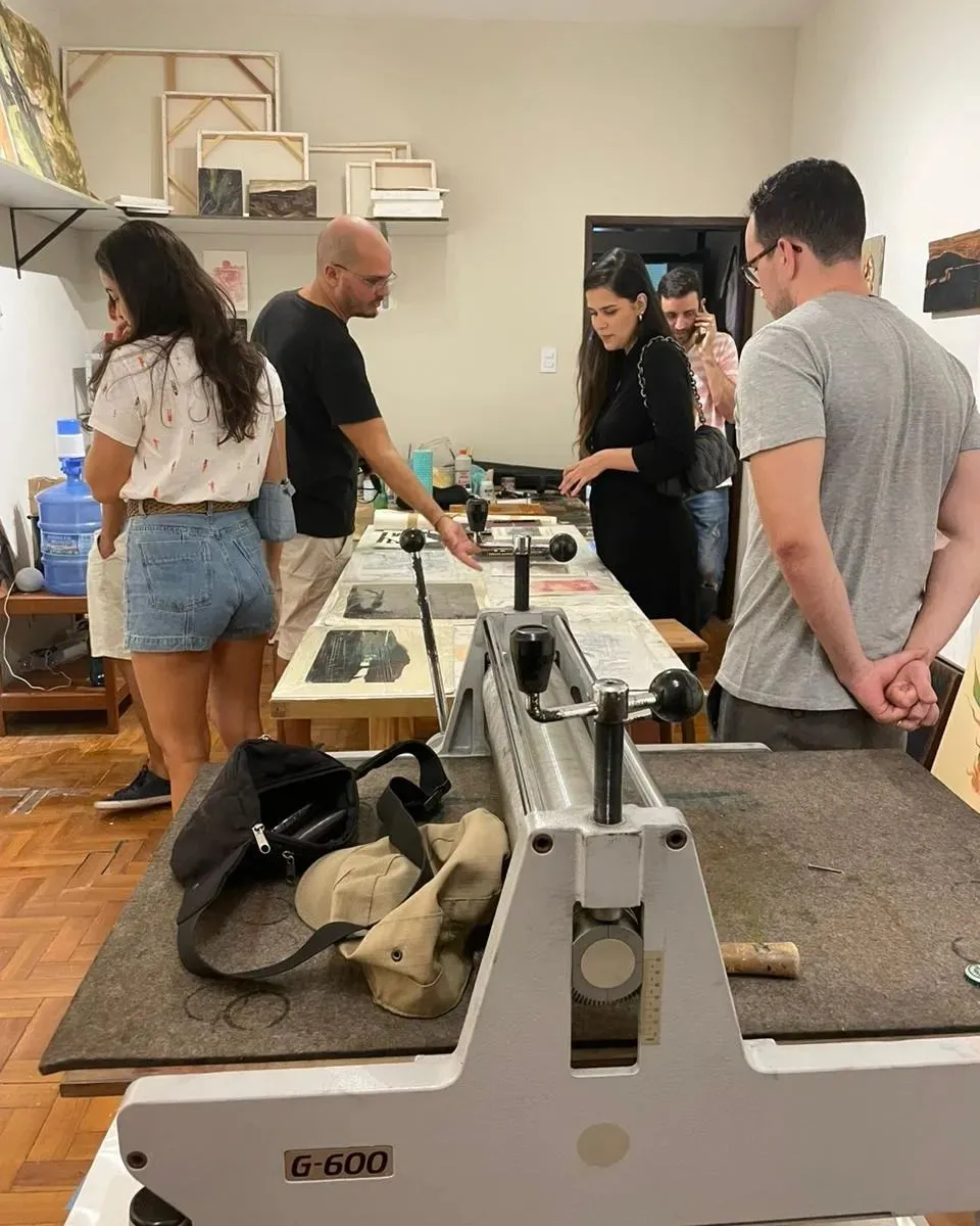 Diferentemente de uma exposição, abrir as portas dos estúdios aproxima o público do processo de criação em pleno espaço de trabalho dos artistas