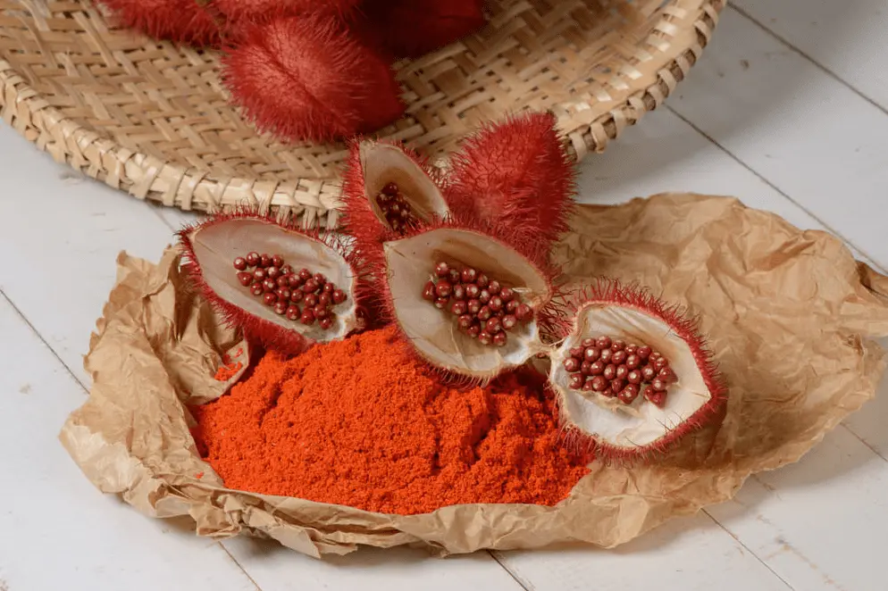 Colorau ao lado de urucum