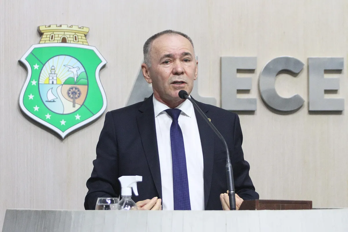 Pai do deputado federal André Fernandes, Alcides Fernandes foi eleito para o primeiro mandato eletivo