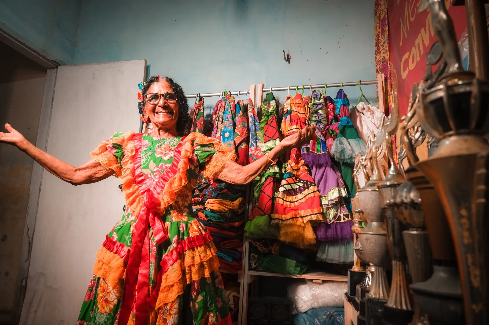 Desde criança Mazé é propensa à arte e à cultura; antes de marcar passo no solo e gritar Anarriê, ela já cantava, dançava e fazia pequenos shows para a família