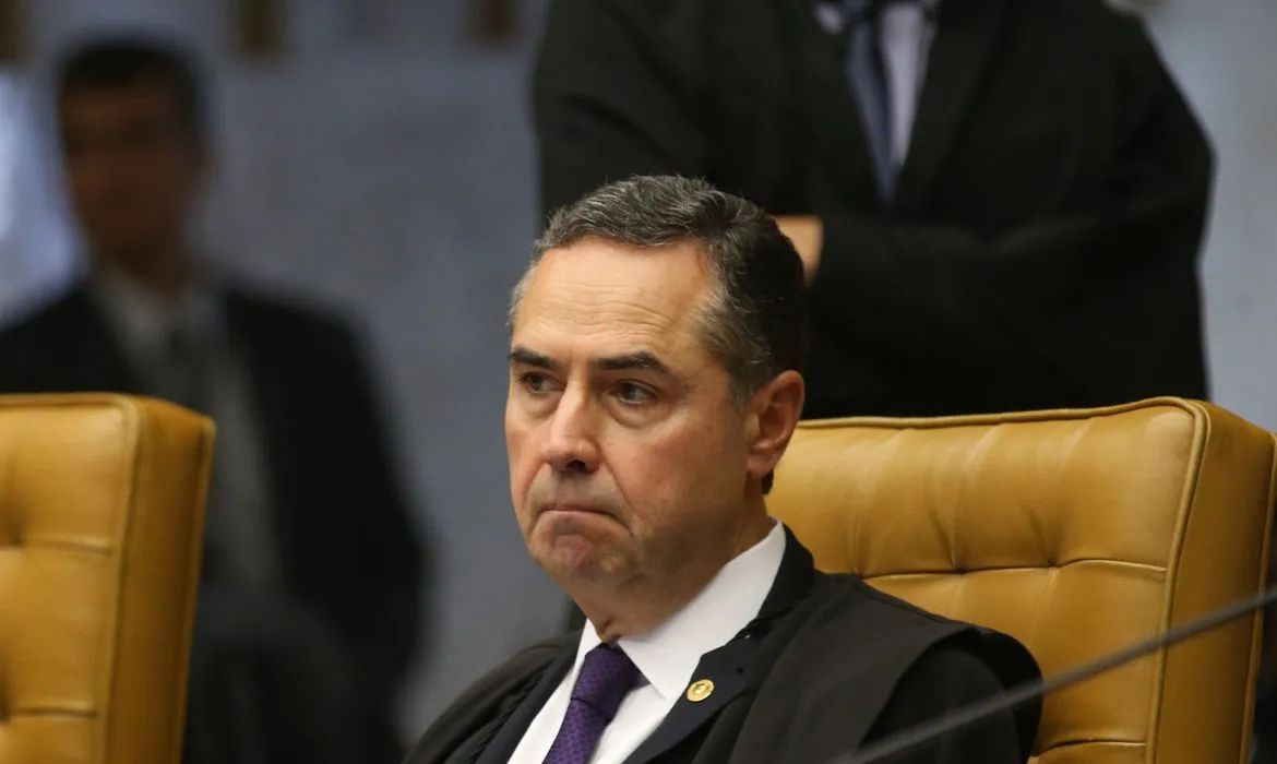 Luís Roberto Barroso restabeleceu o piso da enfermagem, mas ressaltou que os valores devem ser pagos por estados, municípios e autarquias somente nos limites dos recursos repassados pela União
