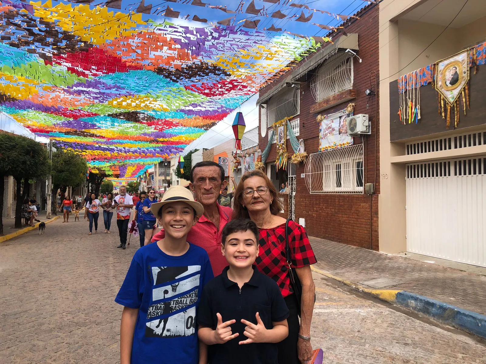 Benjamim, Miguel e os avós Leonor e Germano Veríssimo, que vieram de Aurora ver a festa de Santo Antônio em Barbalha