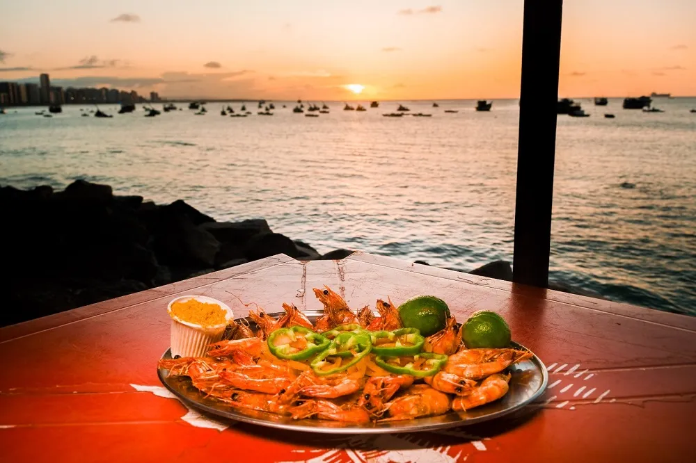 Camarão ao alho e óleo é convite irrecusável para degustar junto ao pôr do sol no Mucuripe