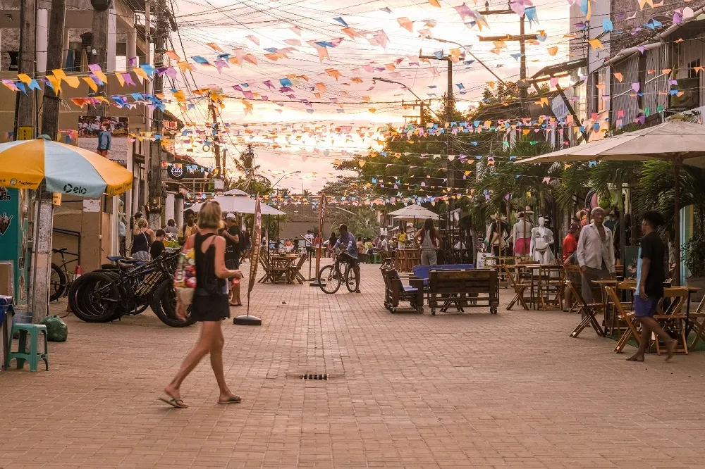 Rua principal do Cumbuco, onde está a maioria dos restaurantes e estabelecimentos voltados para a gastronomia