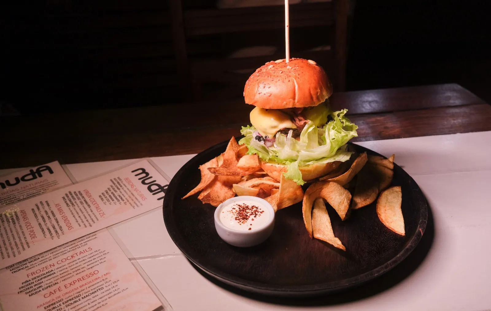 O Lê Big Mac é hambúrguer cem por cento artesanal, servido com batatas chips crocantes ao lado e molho de gorgonzola