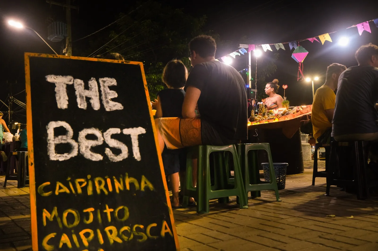 Banquinhas de comidas e bebidas podem ser encontradas na rua principal do Cumbuco