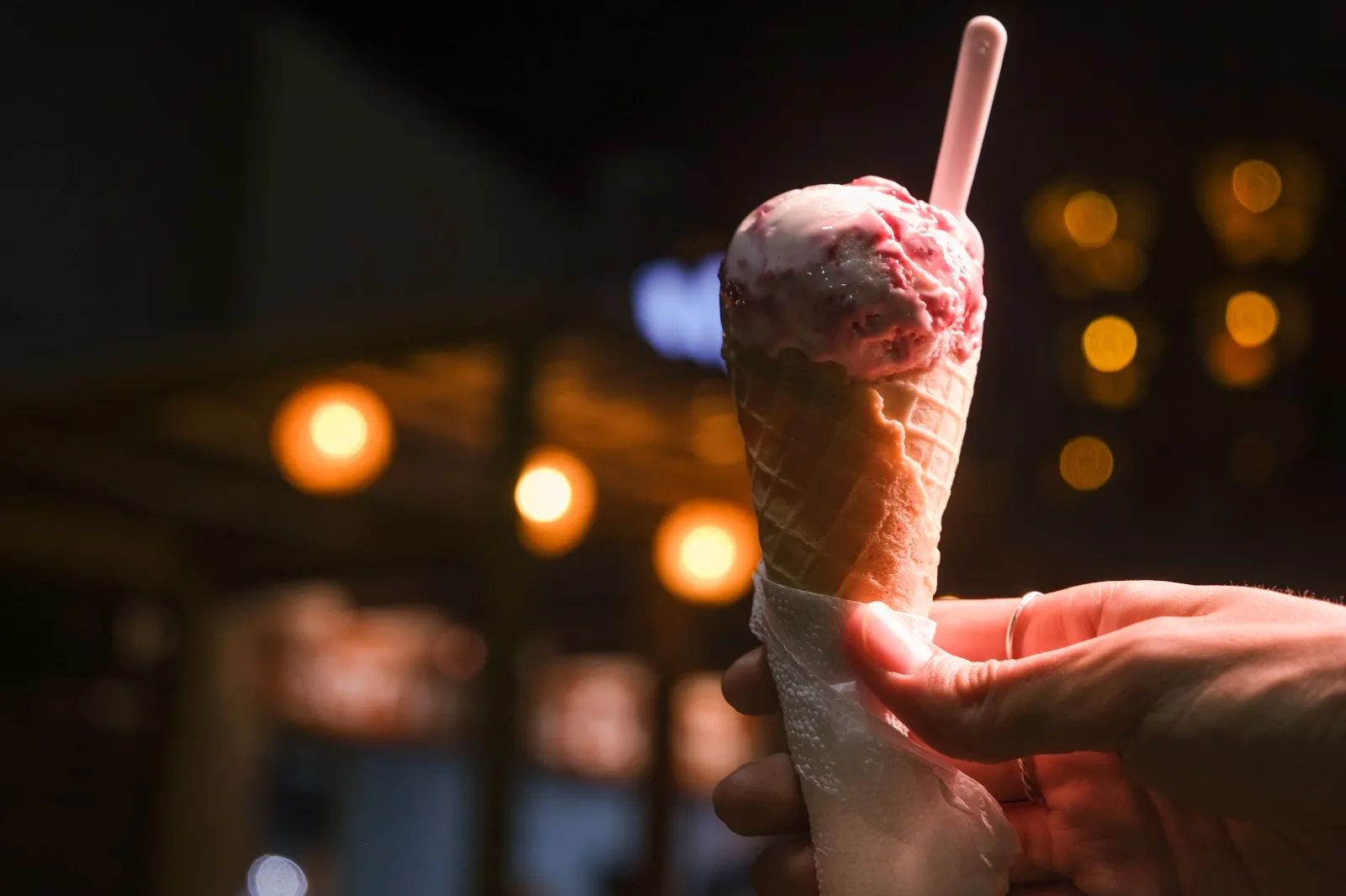 A Sorveteria Dorinha nasceu da ideia de uma nativa do Cumbuco, e hoje atrai pessoas de todas as partes do Ceará e do Brasil