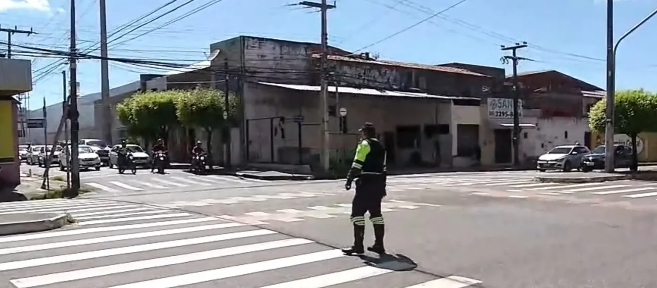 Técnicos da AMC estão na região para providenciar a reposição de cabos e auxiliar no trânsito