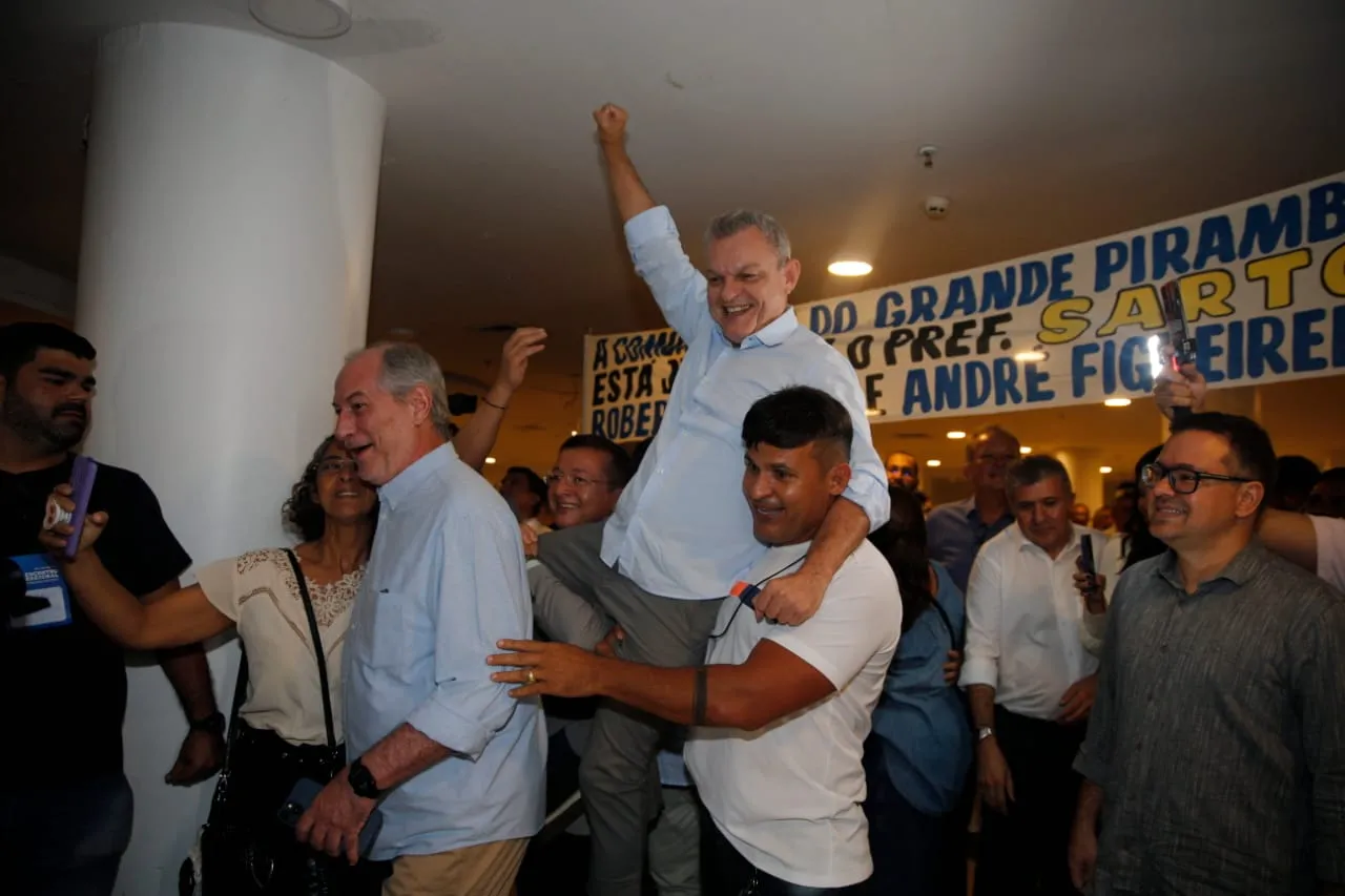 O prefeito Sarto foi carregado por apoiadores na chegada ao encontro regional do PDT