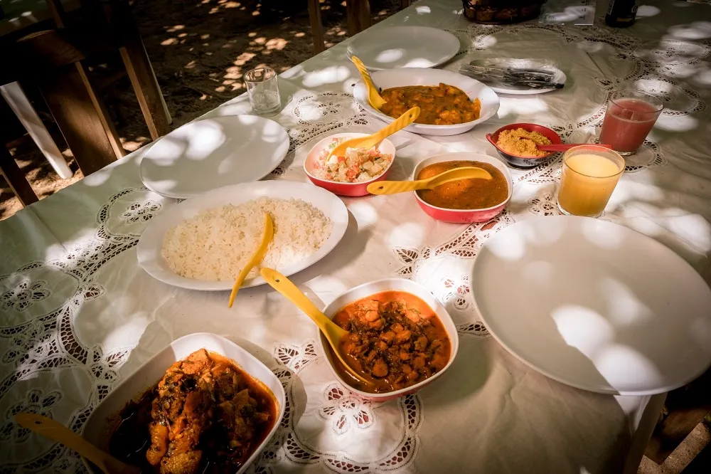 Mesa farta no Comida no Alpendre reserva ao público pratos como galinha caipira e pirão, carne de sol e polvo no molho de coco