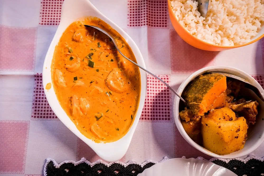 A moqueca de camarão é um dos pratos mais pedidos no estabelecimento; pudera: é apetitoso e com gosto inconfundível