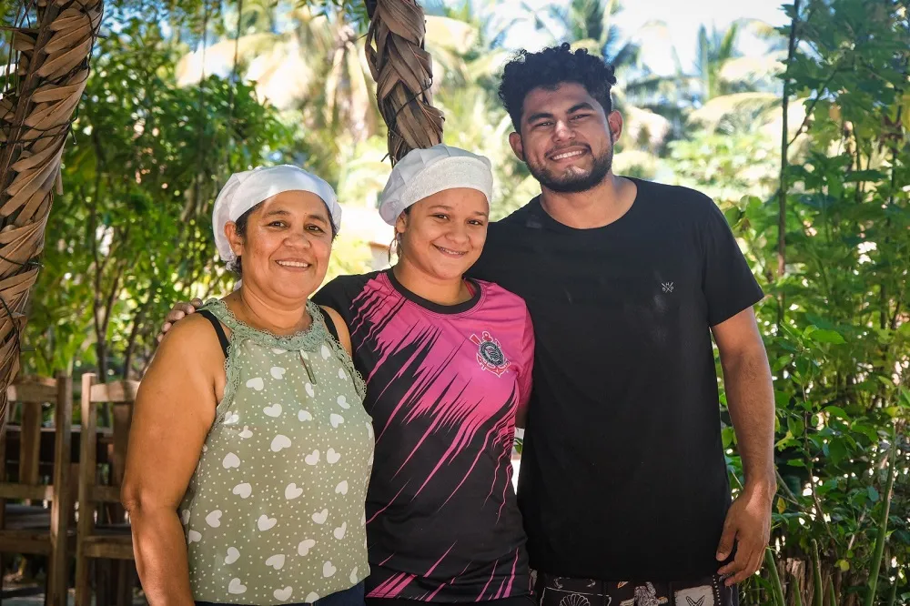 Dona Jô (à esquerda) ao lado da ajudante de cozinha e um dos filhos, José: equipe empenhada em bem servir