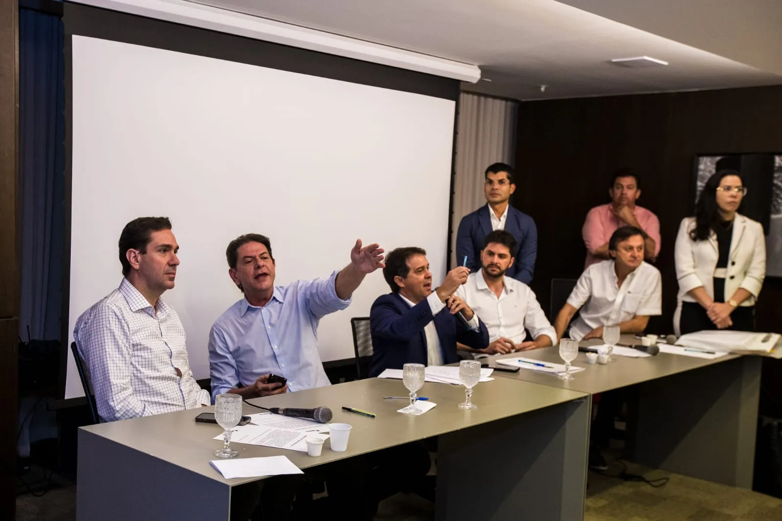Cid com aliados durante reunião em Fortaleza
