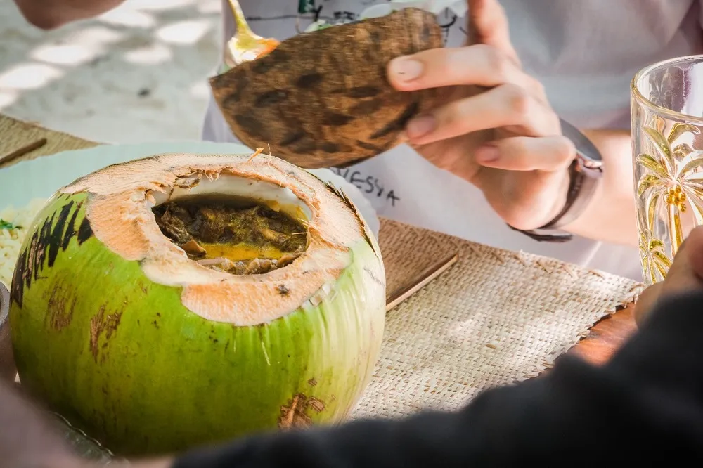 O mangará (moqueca ao leite de coco feita no fogão à lenha a partir do coração da bananeira) é servido diretamente no coco